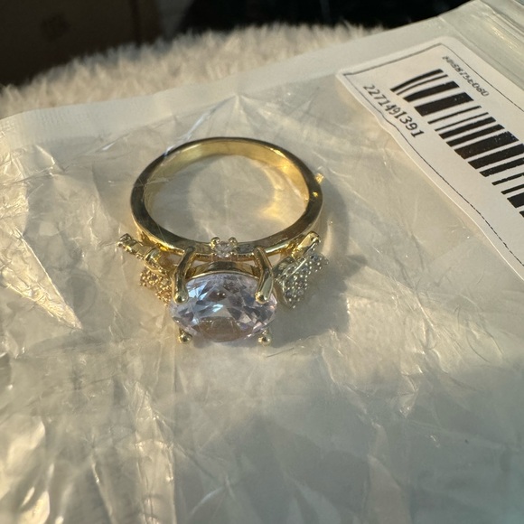 Costume jewelry NWT size 5.5 gold ring with large diamond and two - Picture 5 of 8